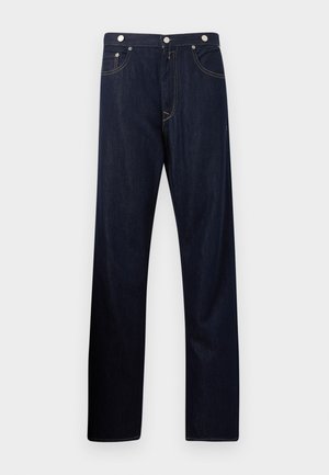 Sötétkék egyenes szárú farmernadrág első zsebekkel, gombos záródással és látható kontrasztvarrással, egyszínű világos háttéren.