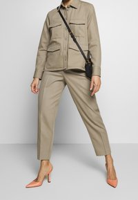 Filippa K Kalhoty - khaki