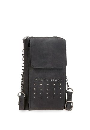 Bolso bandolera negro de Pepe Jeans con solapa, tachuelas plateadas en filas, correa de cadena y cierre de cremallera en la parte superior.