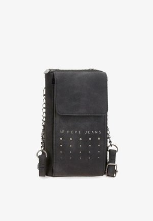 Bolso bandolera negro de Pepe Jeans con solapa, tachuelas plateadas en filas, correa de cadena y cierre de cremallera en la parte superior.