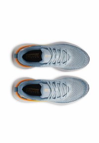 Baskets de sport bleu clair avec une tige en maille respirante, des accents orange, des lacets plats et une semelle rembourrée arborant le branding "Système de Confort Deluxe".