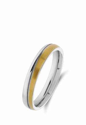 Silberner Metallring mit einem glatten, gebürsteten Goldband in der Mitte, aus einem Winkel auf weißem Hintergrund dargestellt.
