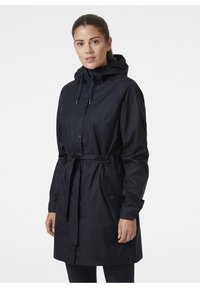 Impermeabile nero con cappuccio, corde regolabili, bottoni frontali, vita con cintura e tasche laterali; materiale liscio e leggero.