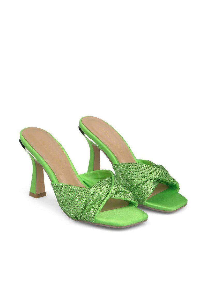 Groene satijnen slingback hakken met een kruislings ontwerp, versierd met kleine rhinestones en een blokhak van gemiddelde hoogte.
