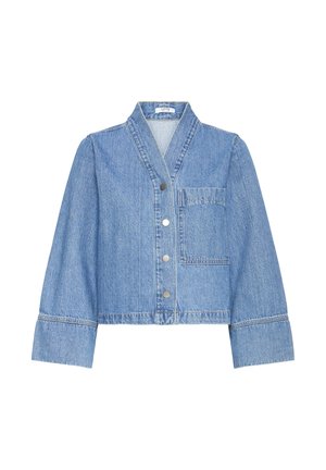 Svijetloplava skraćena traper jakna sa širokim rukavima, prednjim metalnim kopčama, jednim džepom na prsima i ravnim ovratnikom.