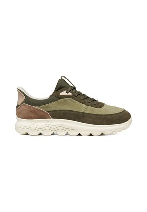 Niedriger Sneaker aus olivgrünem und braunem Veloursleder mit weißer gepolsterter Sohle und Schnürverschluss, seitlich auf weißem Hintergrund gezeigt.