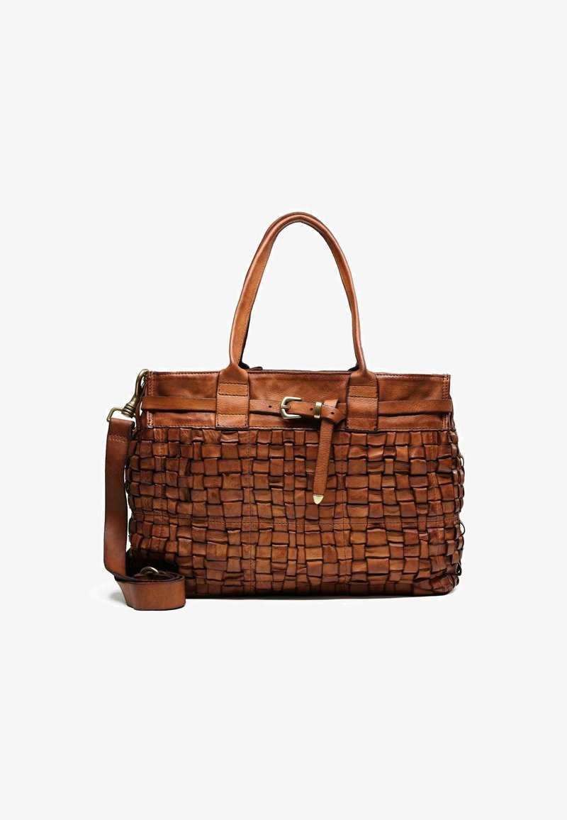 Borsa a mano in pelle marrone con texture intrecciata, due manici, una cintura decorativa con fibbia e una tracolla removibile su sfondo bianco.