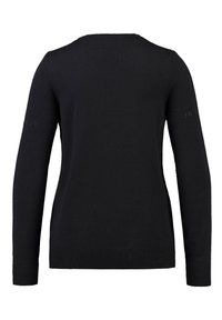 Maglione nero a maglia con maniche lunghe, scollo rotondo e polsini a costine. Presenta dettagli logo discreti sulle maniche e una texture liscia.