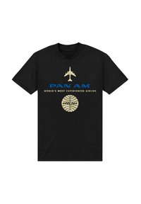 Černé bavlněné tričko s nápisem "PAN AM" v modré barvě, s grafikou letadla nahoře. Zlatý kruhový logo s textem níže. Klasický design s kulatým výstřihem.