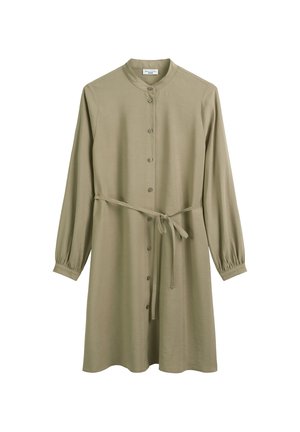 Olijfgroen jurk met een hoge kraag, lange pofmouwen, knopen aan de voorkant en een bijpassende riem in de taille. Glad stoftextuur.