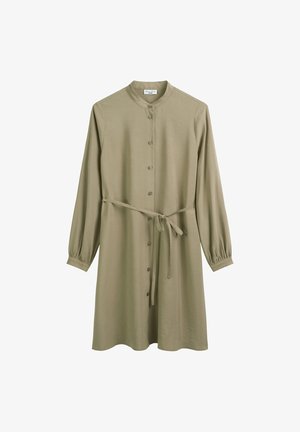 Olivgrünes Kleid mit hohem Kragen, langen Puffärmeln, Knopfverschluss vorne und einem passenden Gürtel in der Taille. Glatte Stofftextur.