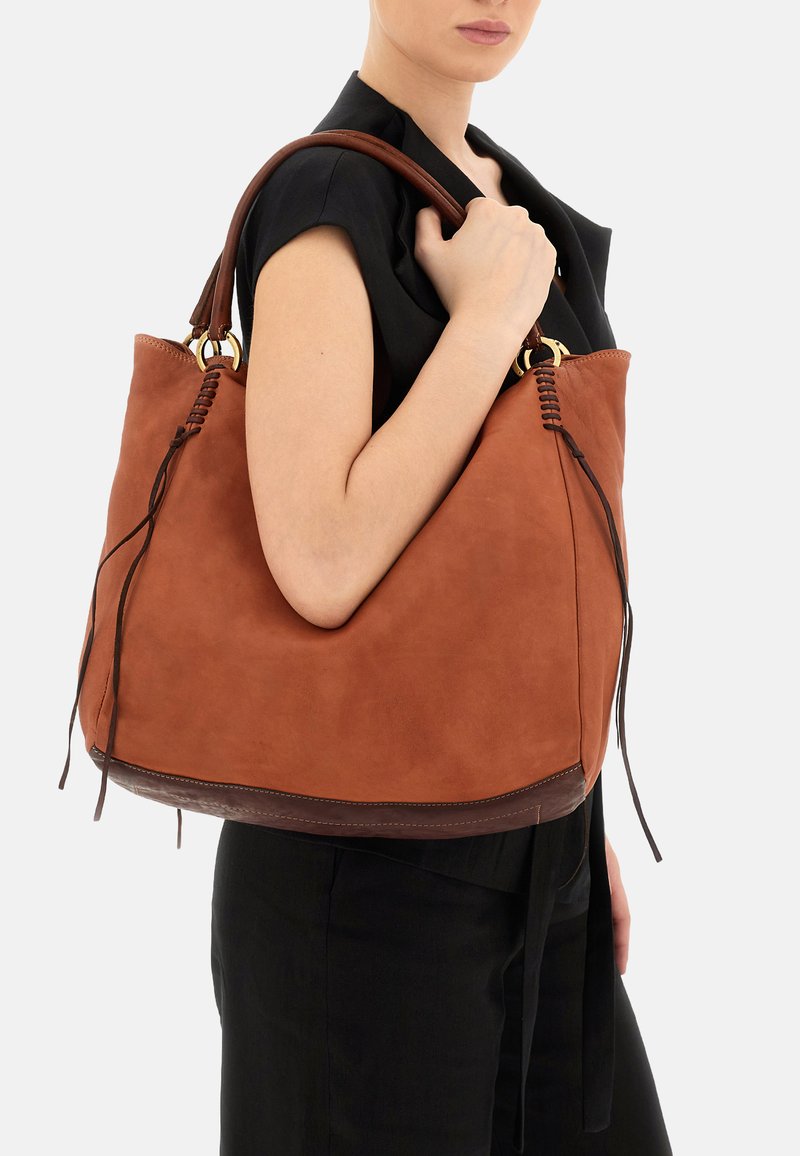 Grande borsa a tracolla in pelle marrone con una texture liscia, dettagli intrecciati sul manico e una base di un marrone scuro a contrasto.