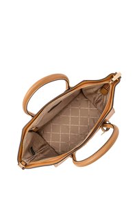 Brun læderhåndtaske med dobbelte hanker, lynlåslukning og kviltet beige interiør med logo mønster. Rummelig med struktureret design.