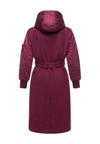 Manteau bordeaux avec une capuche, en laine et nylon. Il présente des poignets côtelés, une ceinture à nouer et une poche latérale avec des coutures détaillées.
