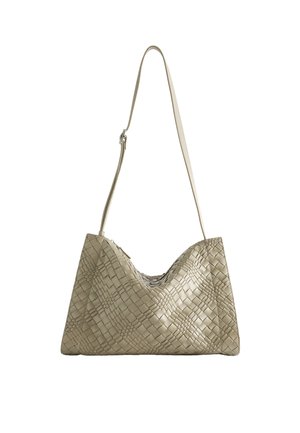 Sac à bandoulière en cuir tissé beige avec sangle réglable et forme rectangulaire souple sur fond blanc.