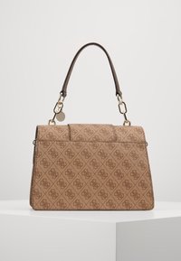 Ruskea käsilaukku, joka on valmistettu teksturoidusta materiaalista ja jossa on timantinmuotoinen kuvio. Siinä on yläkahva, kultaiset metalliosat ja irrotettava ketjututti.