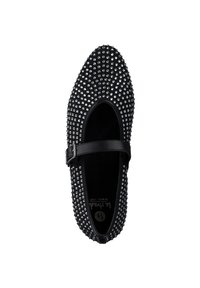 Zapato plano negro con punta almendrada, adornado con tachuelas plateadas. Presenta una correa con hebilla sobre el empeine para un ajuste seguro. Textura suave.