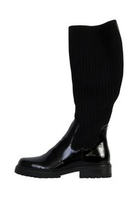 Kniehoge zwarte laarzen met een glanzende lakleren punt en een gestructureerde ribbelstof schacht, met een chunky hak en een instapontwerp.