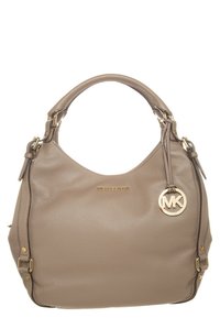 Bolso de mano de cuero marrón con un acabado texturizado, forma redondeada, herrajes en tono dorado y un acento de logo circular. Cuenta con doble asa para el hombro.