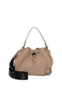Sac à main en cuir beige avec un haut resserré, quincaillerie en argent et une bandoulière noire amovible. Présente un accent circulaire et une texture douce.