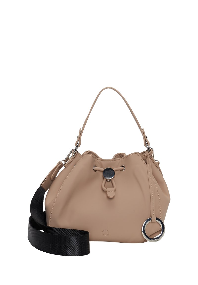Sac à main en cuir beige avec un haut resserré, quincaillerie en argent et une bandoulière noire amovible. Présente un accent circulaire et une texture douce.