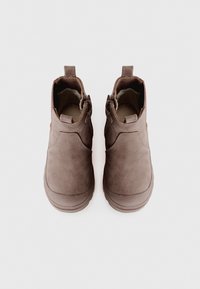 Braune Wildlederschuhe mit glatter Textur, abgerundetem Zehenbereich und Zuglaschen. Das Design verfügt über seitliche Reißverschlüsse für ein einfaches An- und Ausziehen.