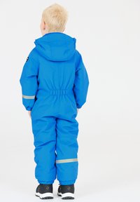 Blauwe waterdichte overall met een capuchon, elastische taille en cuffs. Bevat reflecterende accenten op de benen en duurzame stof.