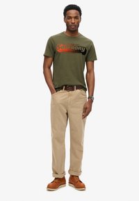 Superdry & Co FLOCKED FADE GRAPHIC - Camiseta estampada - khaki green marl