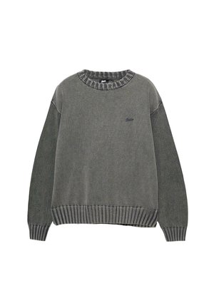 Grauer Strickpullover mit rundem Rippkragen, gerippten Bündchen und Saum sowie strukturierten Ärmeln. Mit kleinem Logo auf der Brust.