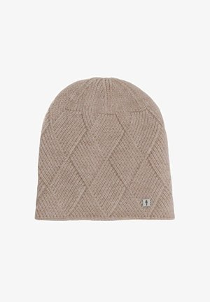 Beżowa dziana czapka z wzorem w diamenty i małą metalową metką na dolnej krawędzi.