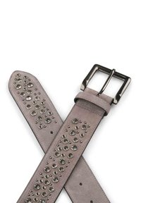 Cinturón de ante gris con tachuelas redondas en tono plateado y piedras de strass a lo largo de un lado, con una hebilla plateada y cierre de pua.