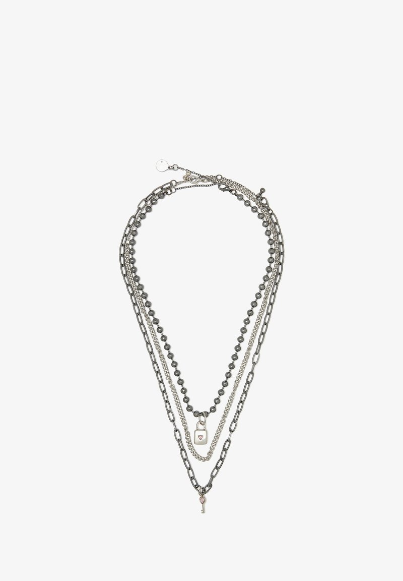 Mehrschichtige Halskette mit silberfarbenen Ketten, grauen Perlen, einem diamantförmigen Schlossanhänger und einem dekorativen Schlüsselcharme.