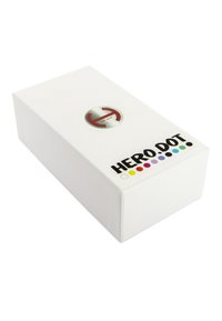 Hvid rektangulær boks med et metalisk rundt logo med røde accenter. Siden inkluderer "HERO DOT" og en række farverige prikker.