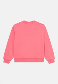 Sweatshirt rosa com gola redonda, mangas longas, punhos canelados e bainha reta. Textura suave, cor sólida, sem padrões ou detalhes visíveis.