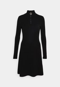 Schwarzes langärmliges Strickkleid mit tailliertem Schnitt, hohem Kragen und einem frontalen Reißverschluss mit einer runden Zuglasche.