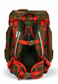 Grüner und roter Rucksack mit Muster, mehreren Taschen, einem Netzrücken, verstellbaren Trägern, einem oberen Griff und reflektierenden Akzenten.