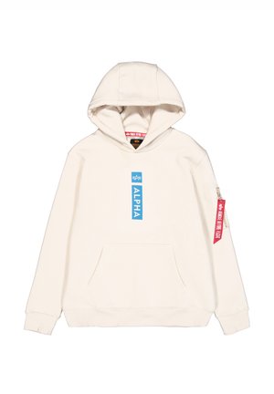 Crème hoodie met een kangoeroezak, blauw "ALPHA" logo op de voorkant en een rood label met tekst op de linkermouw. Zachte stoftextuur.