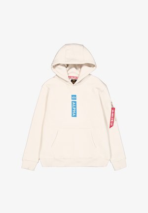 Crème hoodie met een kangoeroezak, blauw "ALPHA" logo op de voorkant en een rood label met tekst op de linkermouw. Zachte stoftextuur.