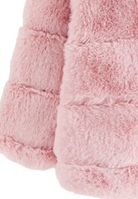 Manica di giacca in finta pelliccia rosa, caratterizzata da una texture morbida, sezioni a motivo trapuntato e un orlo arrotondato. Il materiale appare soffice e peloso.