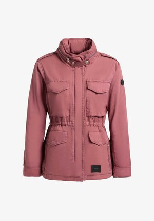 Chaqueta para mujer en color rosa polvo con cuello alto, cuatro bolsillos con solapa, detalles de cremallera y botones de presión, y cintura ajustable.