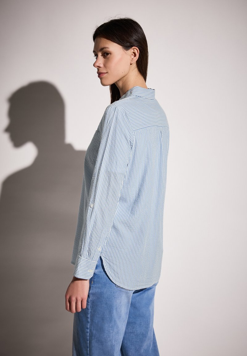 Camicia a maniche lunghe a righe blu chiaro e bianche con colletto button-down e orlo arrotondato, realizzata in tessuto liscia, con yoke sul retro.