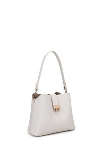 Witte synthetische handtas met een gestructureerde, rechthoekige vorm, voorzien van een enkele schouderriem en een gouden metalen sluiting.