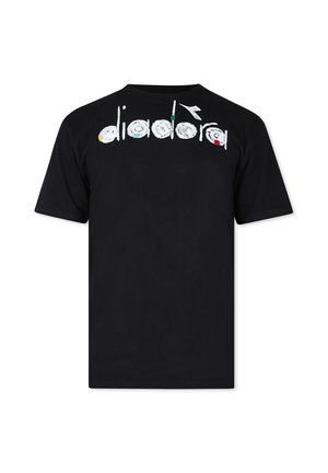 T-shirt nera in cotone con logo "diadora" multicolore e un elemento grafico sopra le lettere, maniche corte.