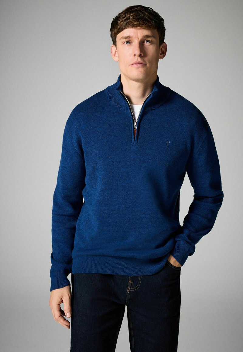 Marineblauer Pullover mit hohem Kragen und Reißverschluss, ausgestattet mit gerippten Bündchen und Saum, aus weichem Strickmaterial.