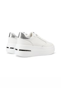 Sneakers platform bianchi con finitura in pelle liscia, accenti metallici argento sul tallone e una striscia riflettente sulla suola.