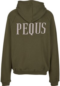 Sudadera verde oliva con capucha ajustable y gran texto "PEQUS" en rosa claro en la parte posterior. Fabricada con una suave tela texturizada.