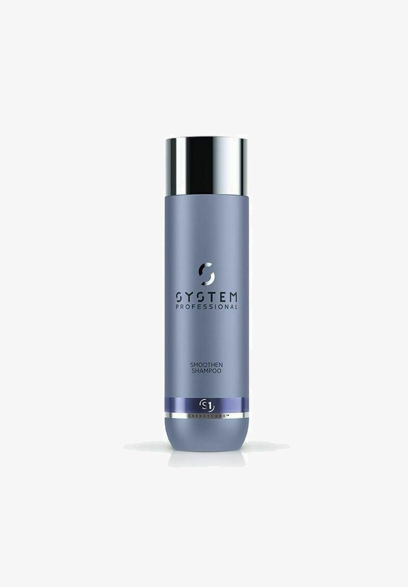 Bottiglia grigia con un tappo argentato lucido. Presenta un testo nero che indica "SYSTEM PROFESSIONAL" e "SMOOTHEN SHAMPOO". Include un dettaglio a bande blu.