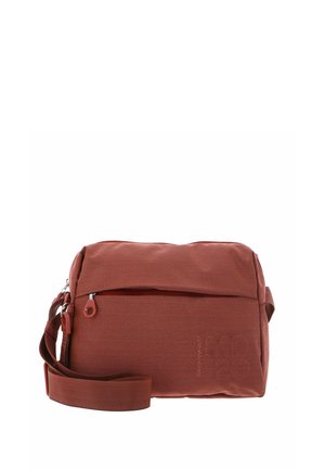 Sac bandoulière en tissu texturé de couleur rouille avec une sangle ajustable et une poche zippée à l'avant sur fond blanc.