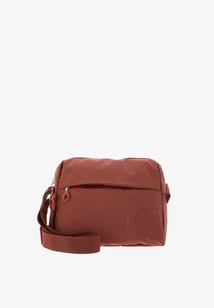 Borsa a tracolla in tessuto strutturato color ruggine con tracolla regolabile e tasca frontale con cerniera su sfondo bianco.