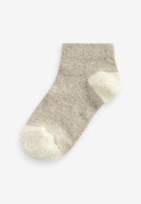 Chaussette grise de cheville avec un design côtelé, présentant un orteil et un talon plus clairs. Fabriquée en un matériau doux et texturé pour plus de confort.
